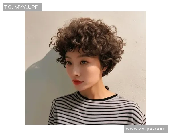 足球明星女球员卷发风采展现魅力与个性之美